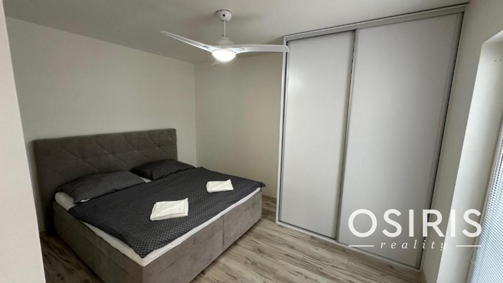 Moderný a pohodlný dvojizbový byt v novostavbe z r. 2023, parkovacie miesto