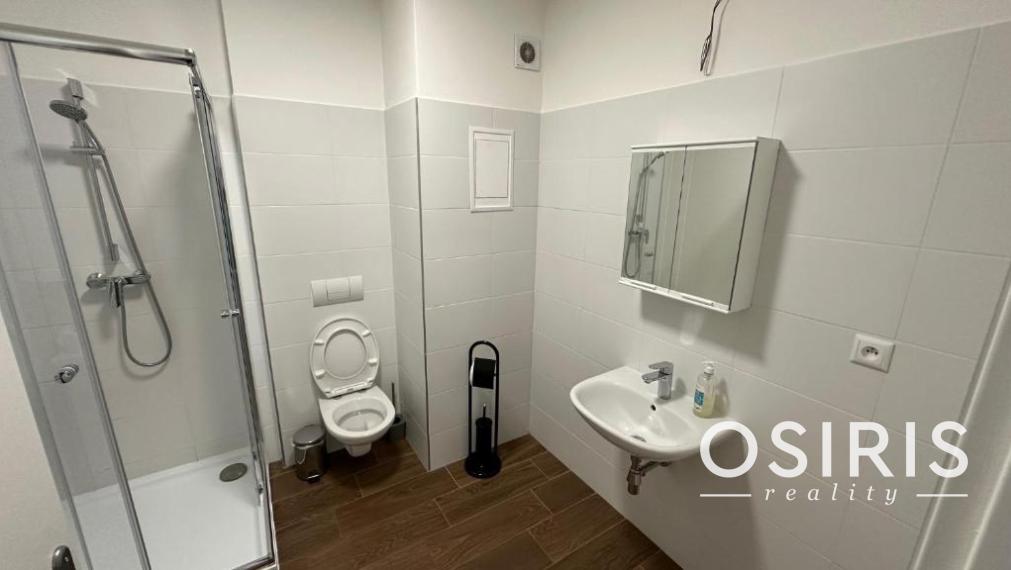 Moderný a pohodlný dvojizbový byt v novostavbe z r. 2023, parkovacie miesto