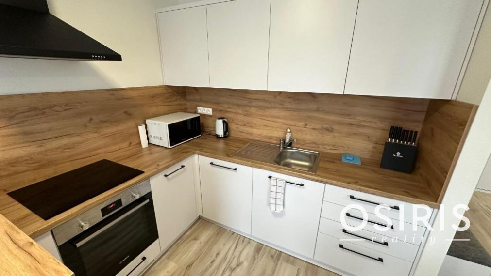 Moderný a pohodlný dvojizbový byt v novostavbe z r. 2023, parkovacie miesto