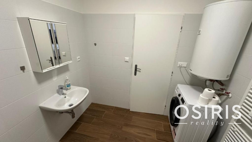 Moderný a pohodlný dvojizbový byt v novostavbe z r. 2023, parkovacie miesto