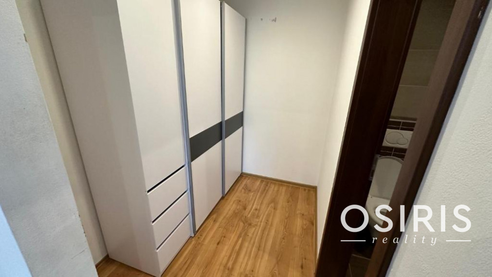 Zariadený 2i byt po rekonštrukcii z r. 2020, balkón, parkovanie