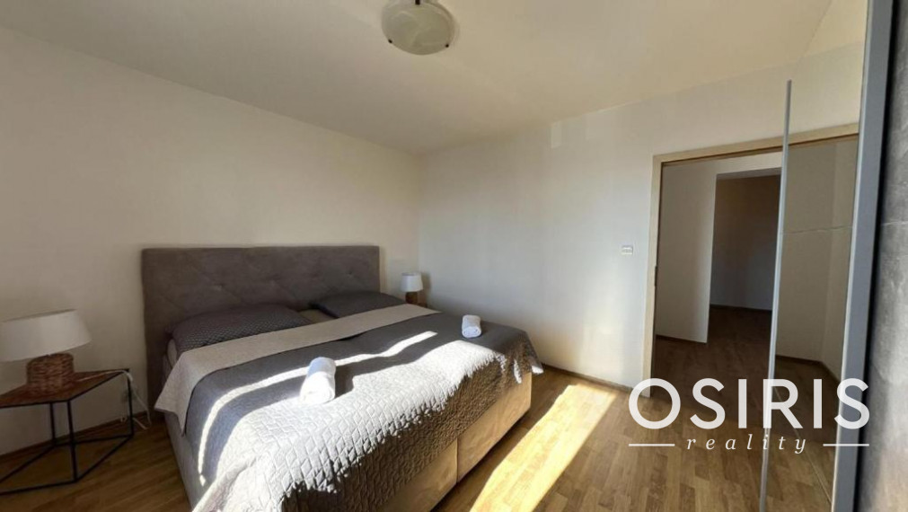 2i byt na dlhodobý prenájom s parkovacím miestom, balkónom a výhľadom na Nízke Tatry.