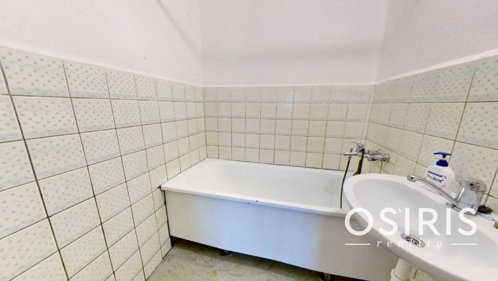 4 izbový byt s loggiou, po čiastočnej rekonštrukcii, Homolova ul.