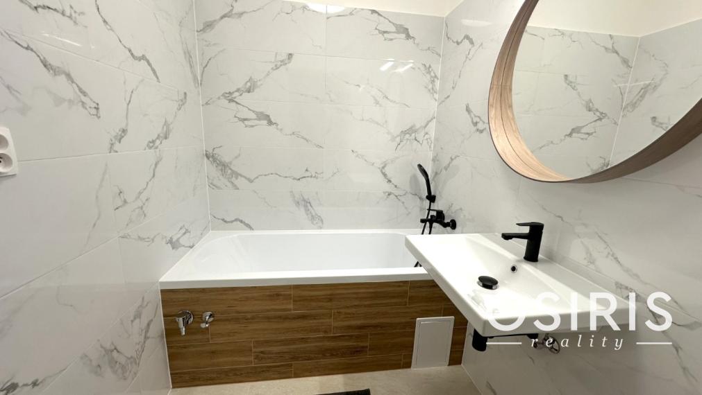 Kompletne zrekonštruovaný 3i byt s veľkou loggiou a pivnicou, Vilová ulica, Bratislava - Petržalka