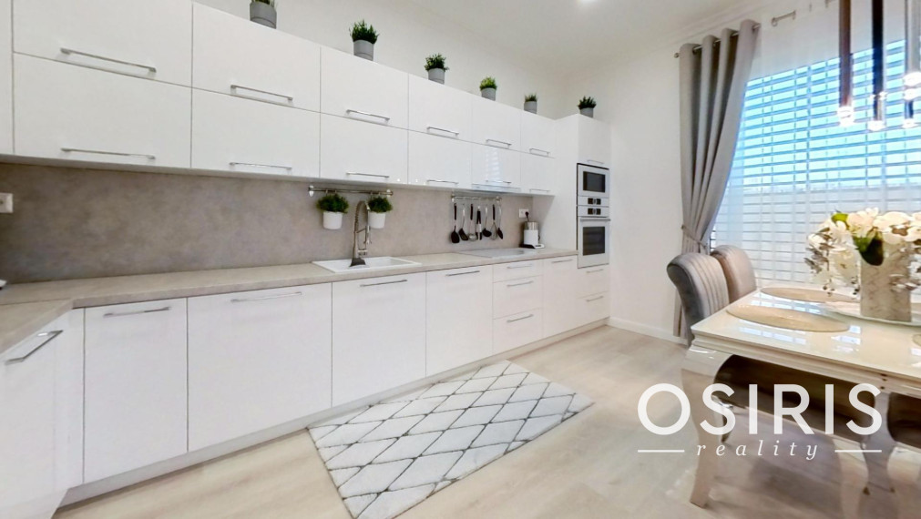 Klimatizovaný 4i rodinný dom, zariadený dizajnérom, altánok, 2x parkovanie na pozemku, novostavba 2023