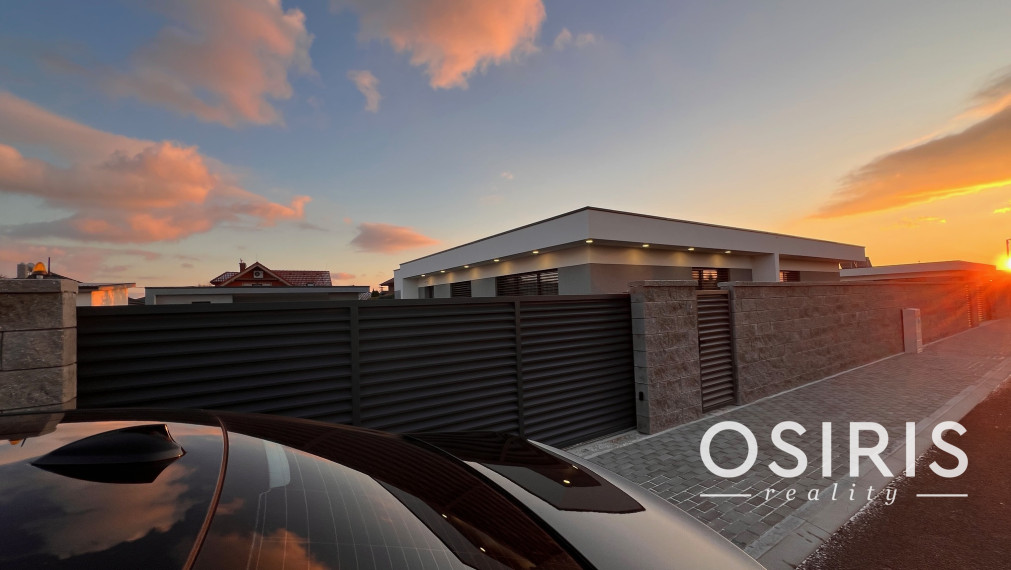 Klimatizovaný 4i rodinný dom, zariadený dizajnérom, altánok, 2x parkovanie na pozemku, novostavba 2023