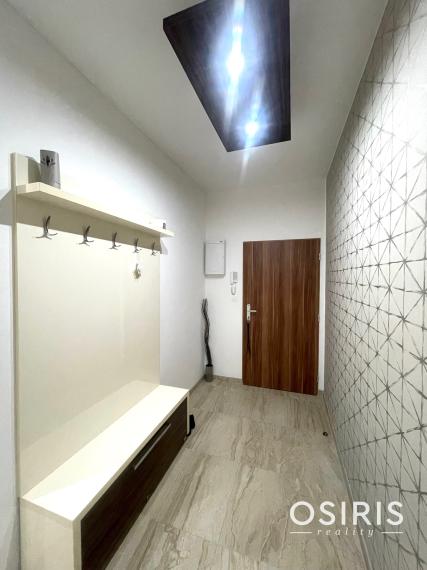 Výhodná ponuka! Kompletne zariadený 2 izb. byt s parkovacím miestom a pivničnou kobkou v cene