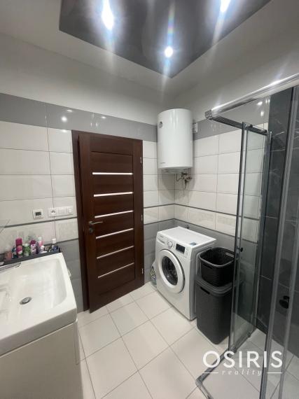 Výhodná ponuka! Kompletne zariadený 2 izb. byt s parkovacím miestom a pivničnou kobkou v cene