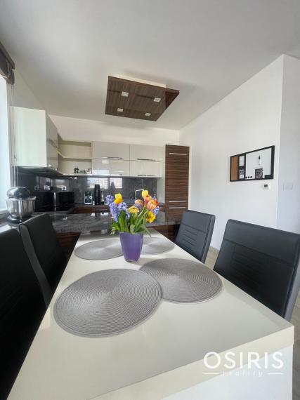 Výhodná ponuka! Kompletne zariadený 2 izb. byt s parkovacím miestom a pivničnou kobkou v cene