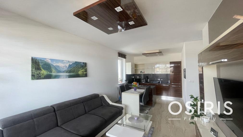 Výhodná ponuka! Kompletne zariadený 2 izb. byt s parkovacím miestom a pivničnou kobkou v cene