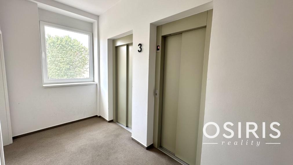 Novostavba: Priestranný 2i byt , balkón, parking, v blízkosti Tipos Arény