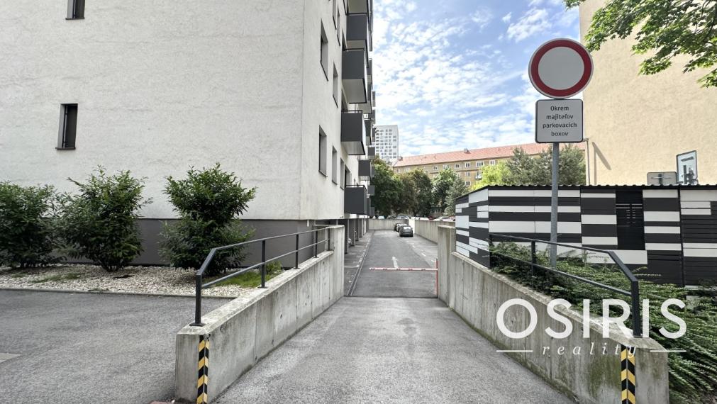 Novostavba: Priestranný 2i byt , balkón, parking, v blízkosti Tipos Arény