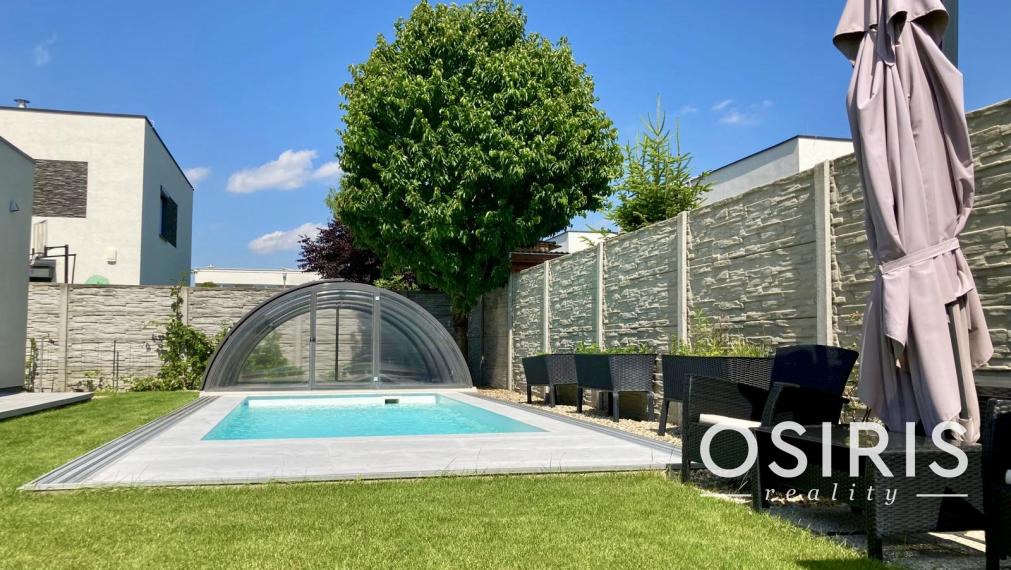 ODPORÚČAME! Skvelý, samostatný bungalov s bazénom a garážou