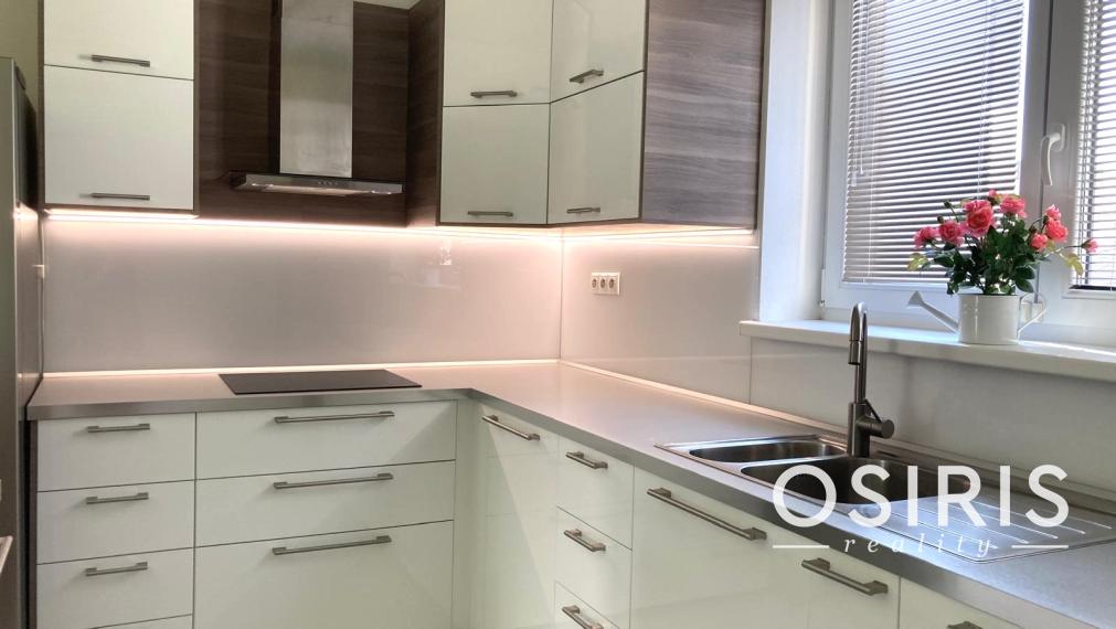 ODPORÚČAME! Skvelý, samostatný bungalov s bazénom a garážou