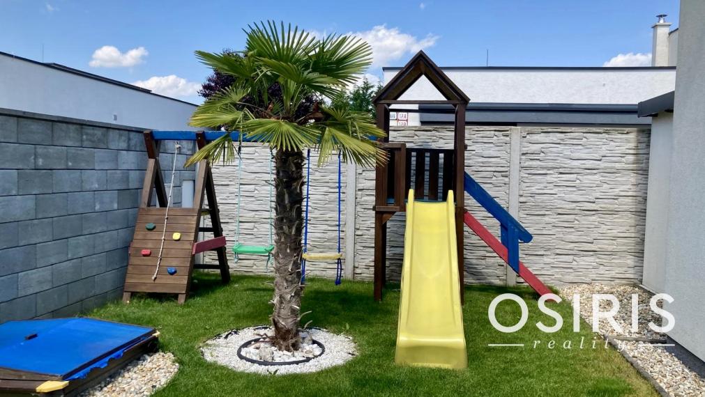 ODPORÚČAME! Skvelý, samostatný bungalov s bazénom a garážou