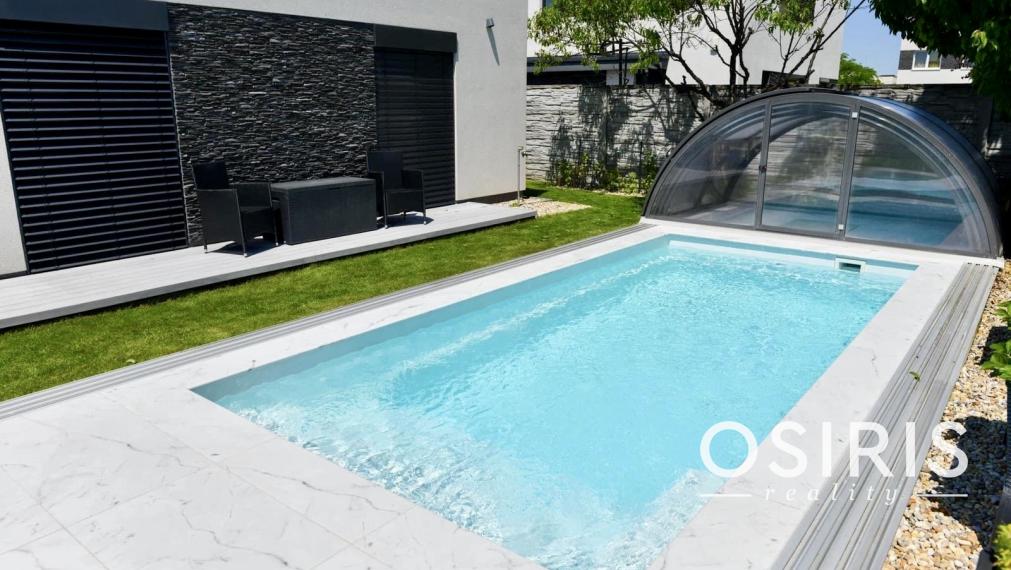 ODPORÚČAME! Skvelý, samostatný bungalov s bazénom a garážou