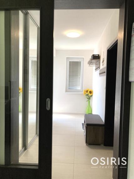 ODPORÚČAME! Skvelý, samostatný bungalov s bazénom a garážou