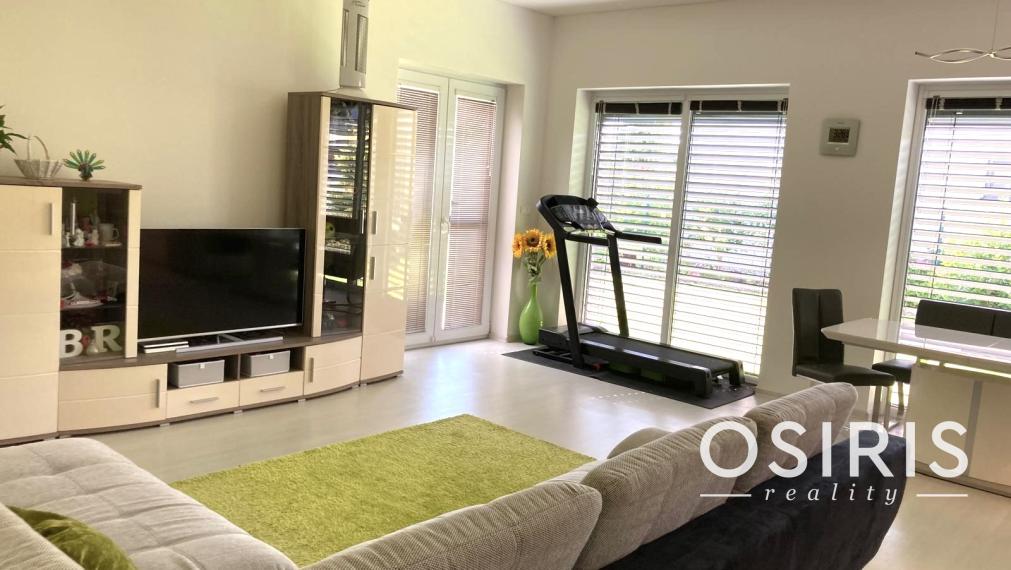 ODPORÚČAME! Skvelý, samostatný bungalov s bazénom a garážou