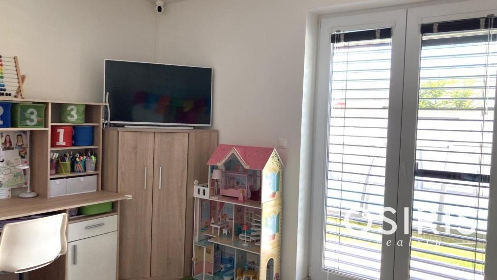 ODPORÚČAME! Skvelý, samostatný bungalov s bazénom a garážou