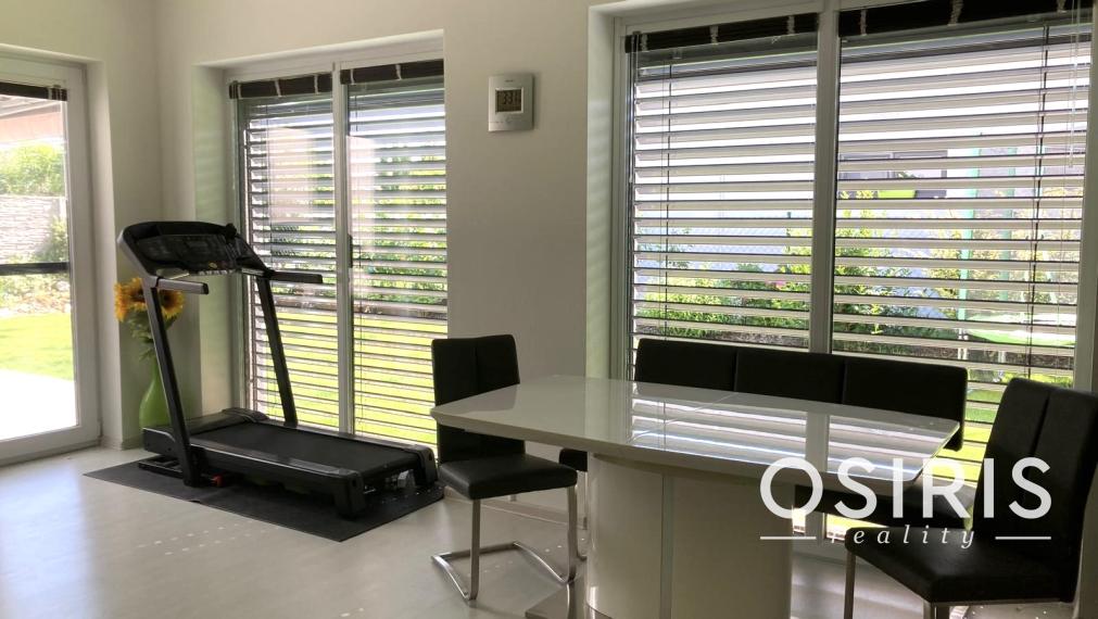 ODPORÚČAME! Skvelý, samostatný bungalov s bazénom a garážou