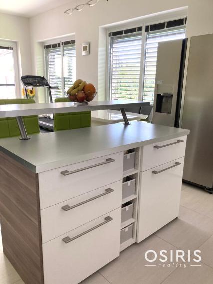 ODPORÚČAME! Skvelý, samostatný bungalov s bazénom a garážou