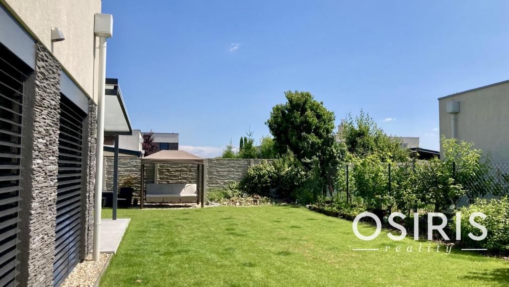 ODPORÚČAME! Skvelý, samostatný bungalov s bazénom a garážou