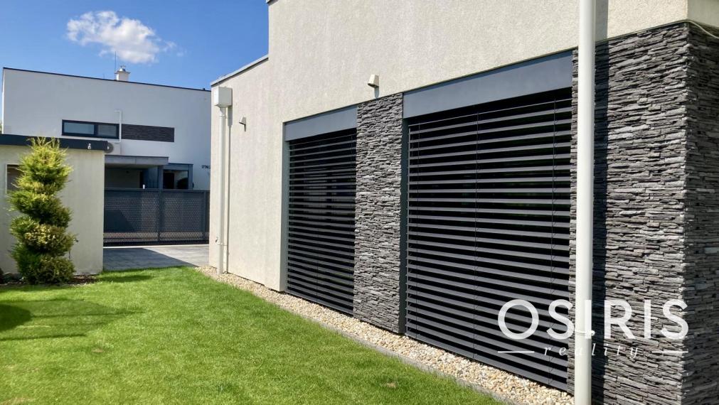 ODPORÚČAME! Skvelý, samostatný bungalov s bazénom a garážou