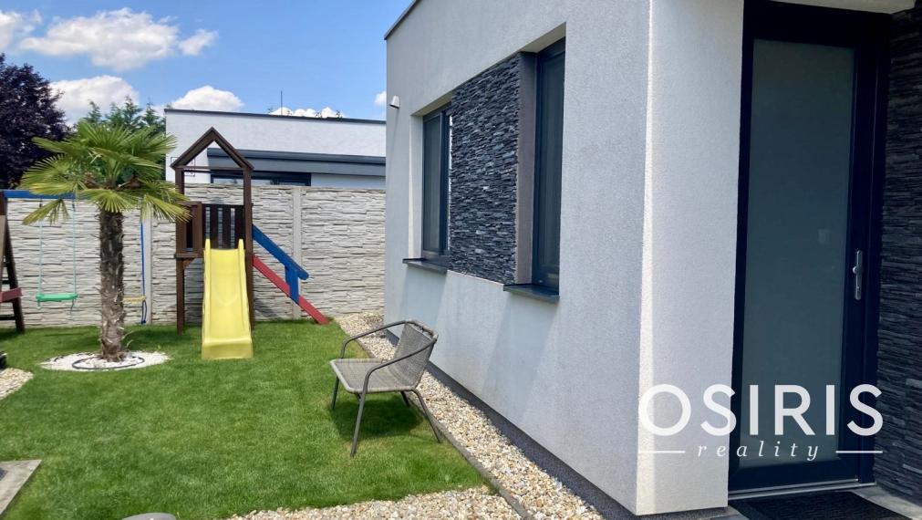 ODPORÚČAME! Skvelý, samostatný bungalov s bazénom a garážou