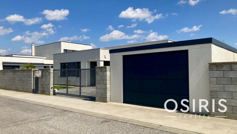 ODPORÚČAME! Skvelý, samostatný bungalov s bazénom a garážou