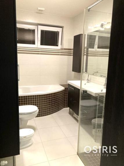 ODPORÚČAME! Skvelý, samostatný bungalov s bazénom a garážou