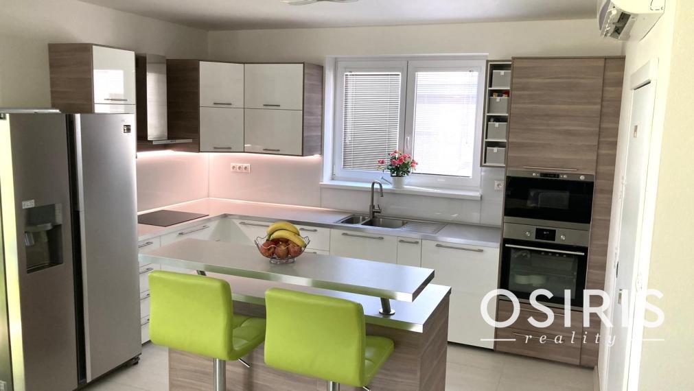 ODPORÚČAME! Skvelý, samostatný bungalov s bazénom a garážou