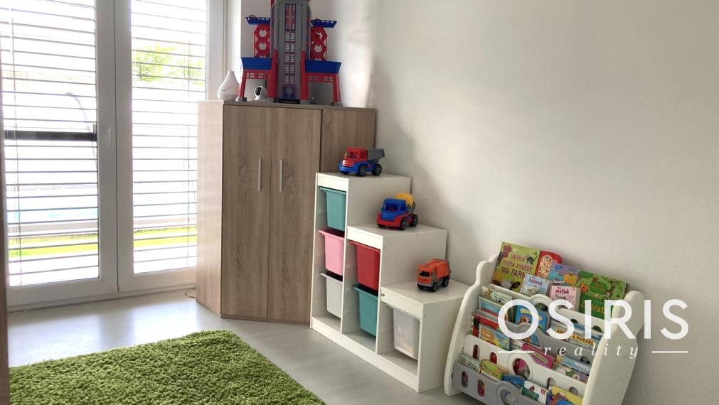 ODPORÚČAME! Skvelý, samostatný bungalov s bazénom a garážou