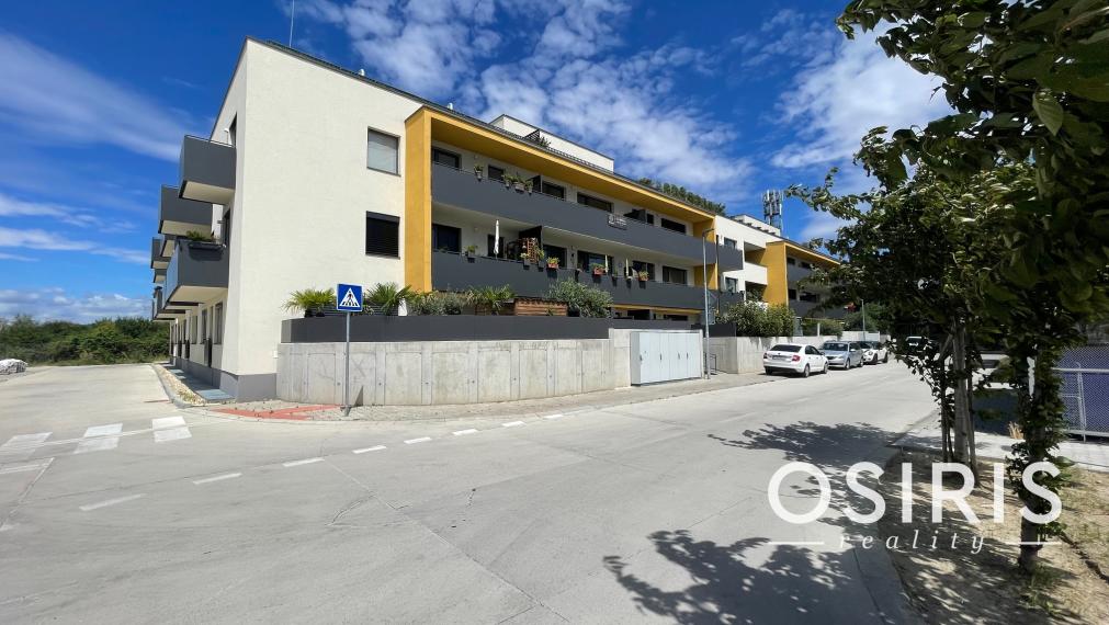 Pekný, zariadený 1 izbový byt s parkovacím miestom