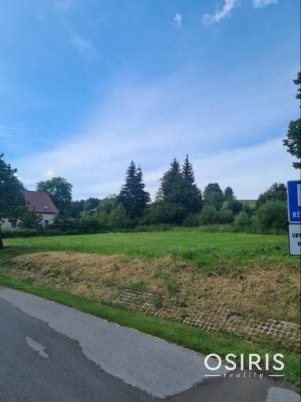 Slnečný pozemok na výstavbu rodinného domu v centre obce