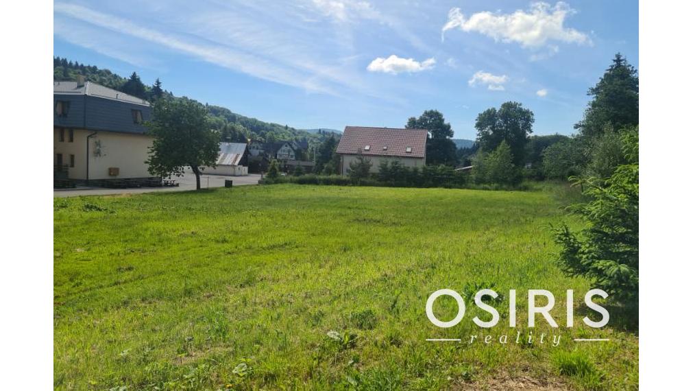 Slnečný pozemok na výstavbu rodinného domu v centre obce