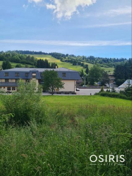 Slnečný pozemok na výstavbu rodinného domu v centre obce