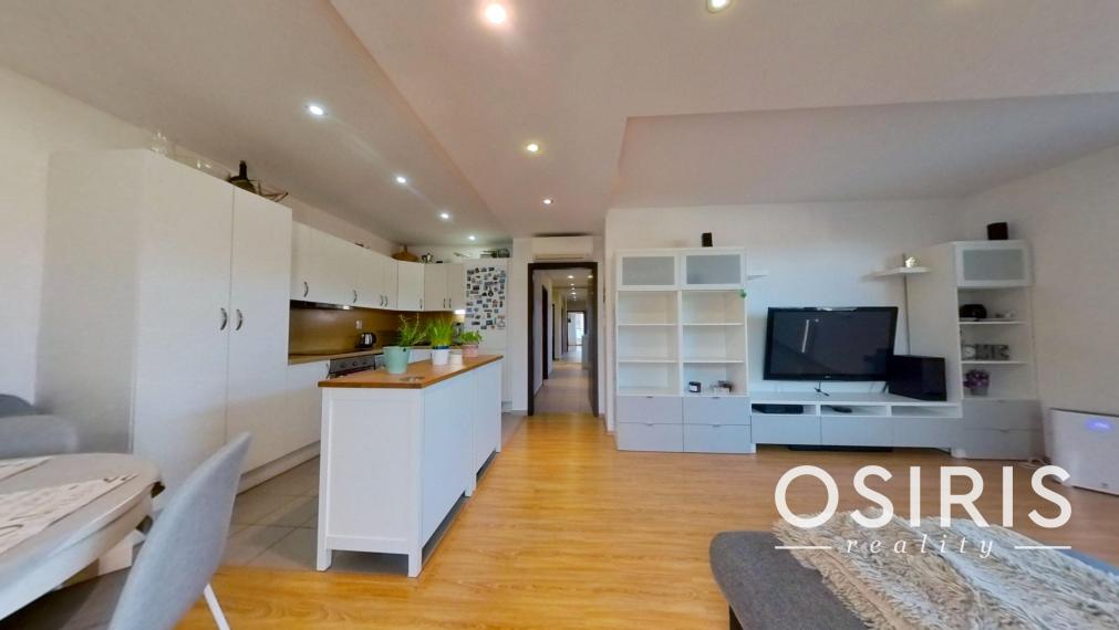 Klimatizovaný 3i byt, 2x balkón, kolaudácia r. 2009, 2x parkovacie miesto v garáži