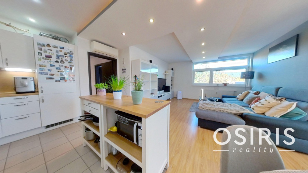 Klimatizovaný 3i byt, 2x balkón, kolaudácia r. 2009, 2x parkovacie miesto v garáži