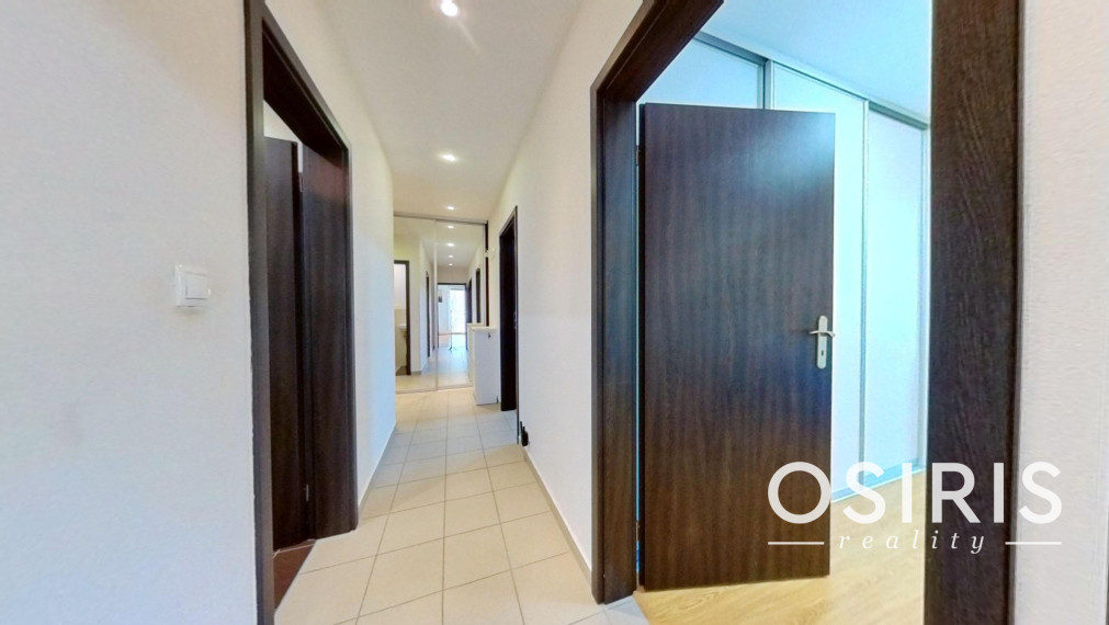 Klimatizovaný 3i byt, 2x balkón, kolaudácia r. 2009, 2x parkovacie miesto v garáži