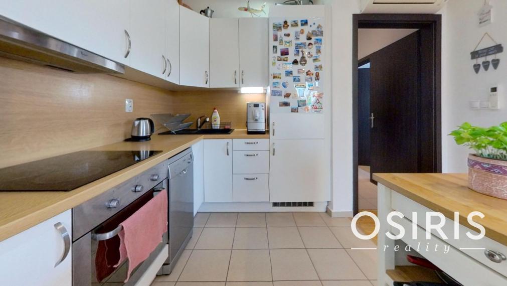 Klimatizovaný 3i byt, 2x balkón, kolaudácia r. 2009, 2x parkovacie miesto v garáži