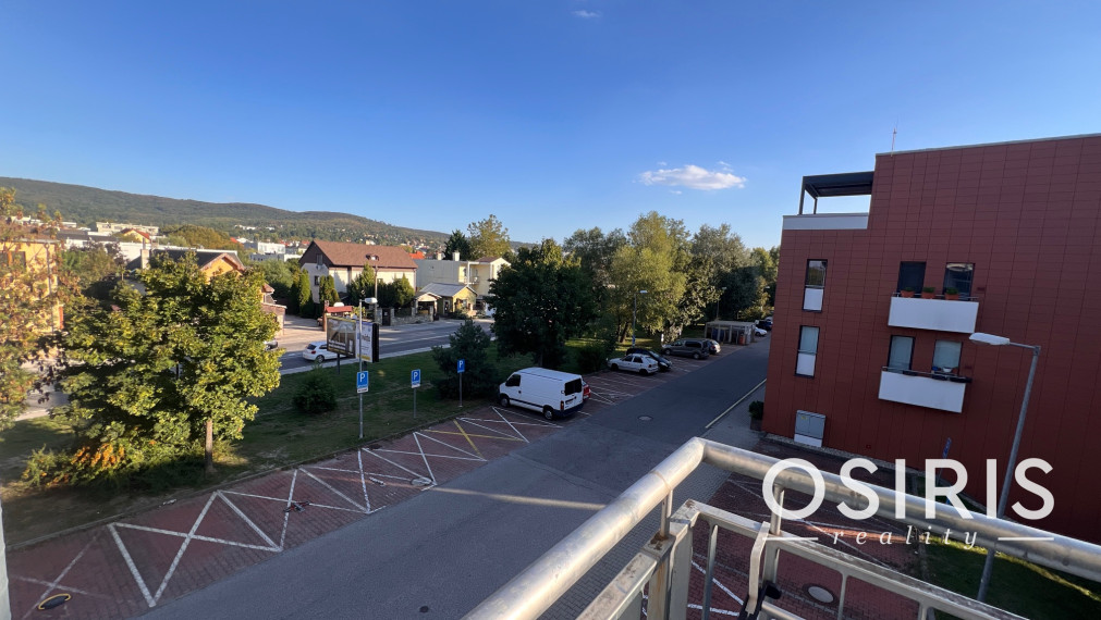 Klimatizovaný 3i byt, 2x balkón, kolaudácia r. 2009, 2x parkovacie miesto v garáži