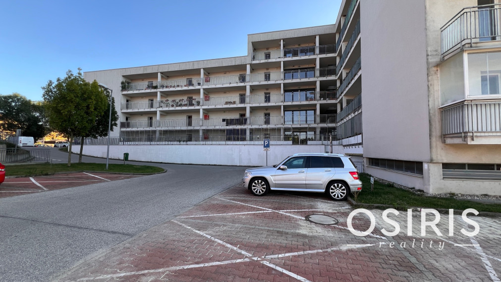 Klimatizovaný 3i byt, 2x balkón, kolaudácia r. 2009, 2x parkovacie miesto v garáži