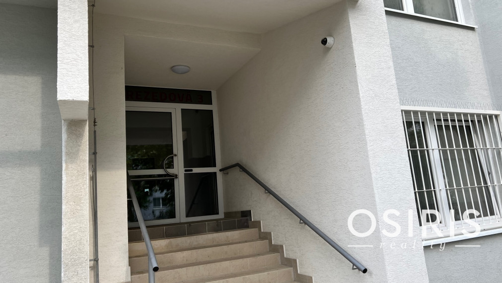 Klimatizovaná garsónka, loggia 4.10 m2, v blízkosti OC Retro