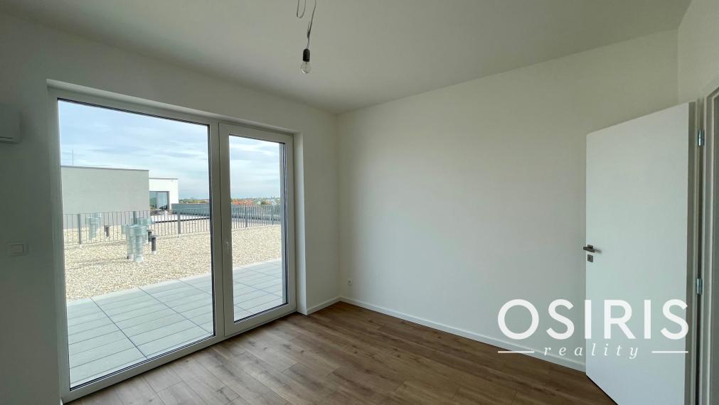 Skolaudovaný, strešný 2 izbový byt s krásnou terasou