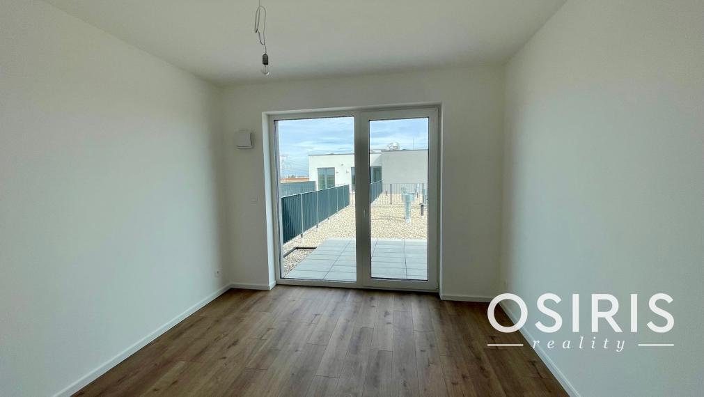 Skolaudovaný, strešný 2 izbový byt s krásnou terasou