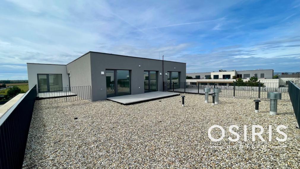 Skolaudovaný, strešný 2 izbový byt s krásnou terasou