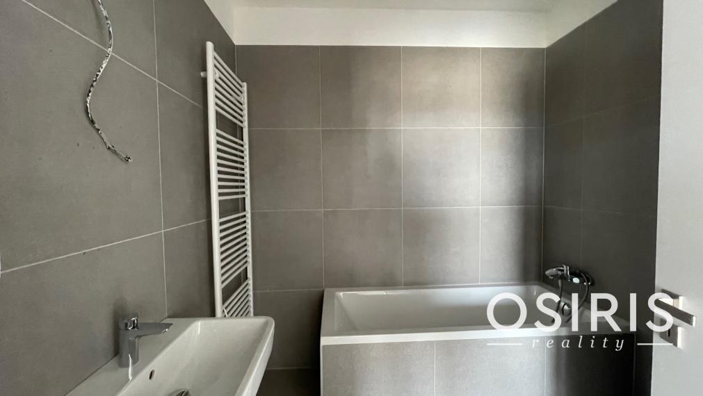 Skolaudovaný, strešný 2 izbový byt s krásnou terasou