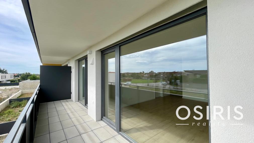 Slnečný 2 izbový byt v štandarde s veľkou loggiou