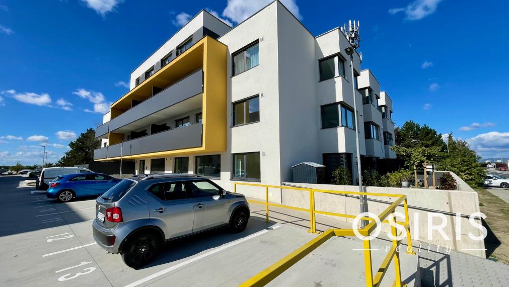 Krásny, strešný 2 izbový byt s veľkou, slnečnou terasou