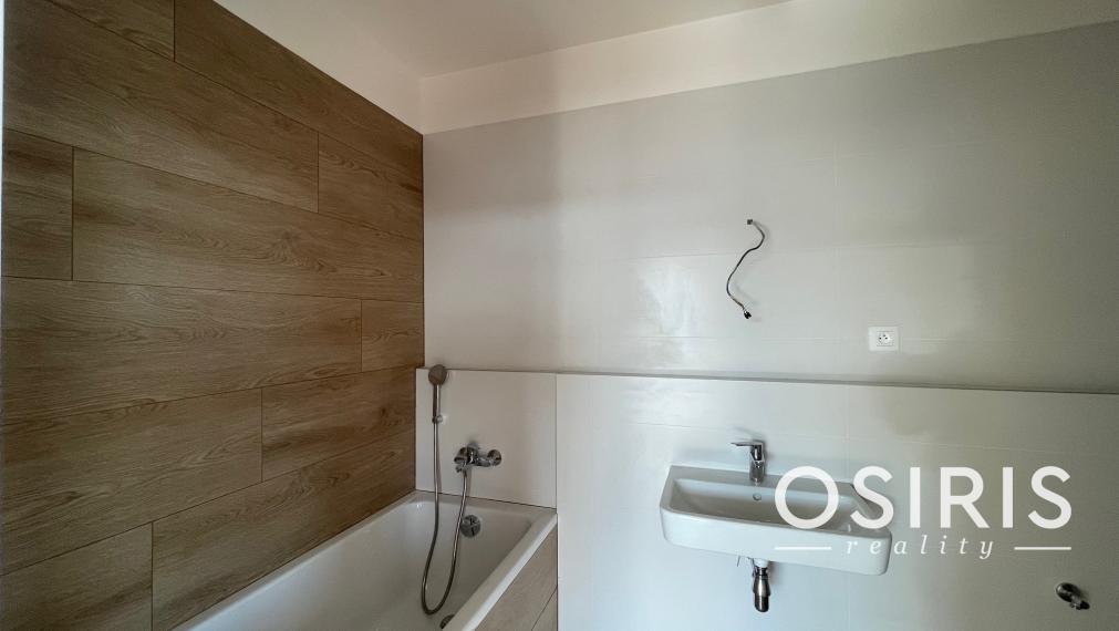 Krásny, strešný 2 izbový byt s veľkou, slnečnou terasou